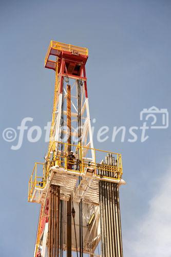 Die Bohrung des australisch-österreichischen Erdöl-Explorationsunternehmens ADX Energy Ltd. in Sidi Dhaher hat kürzlich die 2.000 Meter Marke überschritten. Das Bohrprojekt befindet sich nun in der Testphase. Im Bild: Oberer Teil des Bohrturms