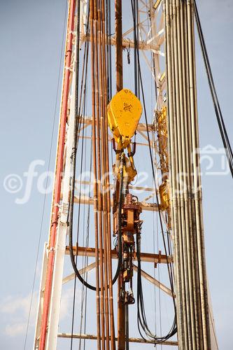 Die Bohrung des australisch-österreichischen Erdöl-Explorationsunternehmens ADX Energy Ltd. in Sidi Dhaher hat kürzlich die 2.000 Meter Marke überschritten. Das Bohrprojekt befindet sich nun in der Testphase. Im Bild: aufgerichtete Futterrohre
