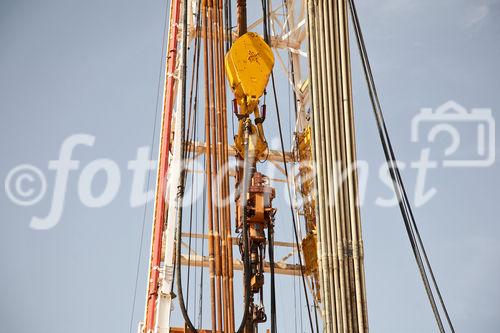 Die Bohrung des australisch-österreichischen Erdöl-Explorationsunternehmens ADX Energy Ltd. in Sidi Dhaher hat kürzlich die 2.000 Meter Marke überschritten. Das Bohrprojekt befindet sich nun in der Testphase. Im Bild: Aufgerichtete Futterrohre