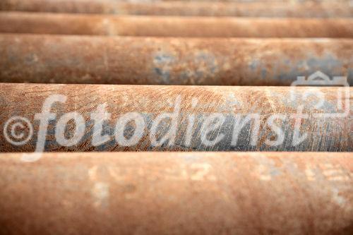 Die Bohrung des australisch-österreichischen Erdöl-Explorationsunternehmens ADX Energy Ltd. in Sidi Dhaher hat kürzlich die 2.000 Meter Marke überschritten. Das Bohrprojekt befindet sich nun in der Testphase. Im Bild: Futterrohre