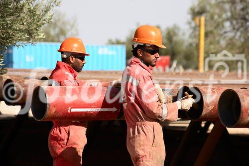 Die Bohrung des australisch-österreichischen Erdöl-Explorationsunternehmens ADX Energy Ltd. in Sidi Dhaher hat kürzlich die 2.000 Meter Marke überschritten. Das Bohrprojekt befindet sich nun in der Testphase. Im Bild: Arbeiter bei der Kennzeichnung von Futterrohren