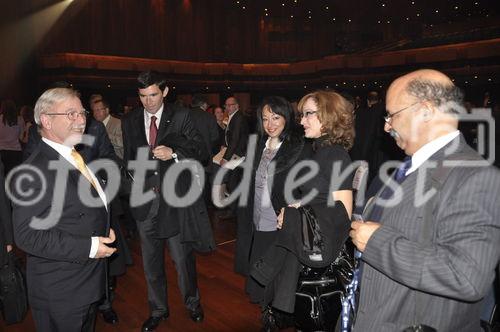 Kurt Wieprächtiger, TTW-VR-Präsident begrüsst die Tunesische Delegation mit TOurismusminister Oussama Khafallah im Auditorium Stravisnki am TTW in Montreux