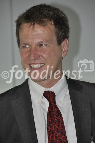 Ein strahlender René Estermann, Geschäftsführer von der CO2-Kompensationsorganisation Myclimate, bei der Preisverleihung an der Tourismusfachmesse TTW in Montreux