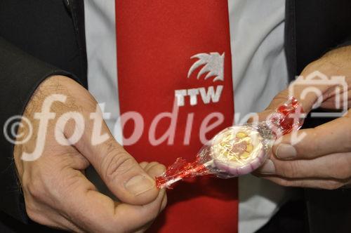 TTW-DIrektor Ralph Nikolaiski versüsste sich den Stress an der Schweizer Tourismusfachmesse mit einem Lolipop