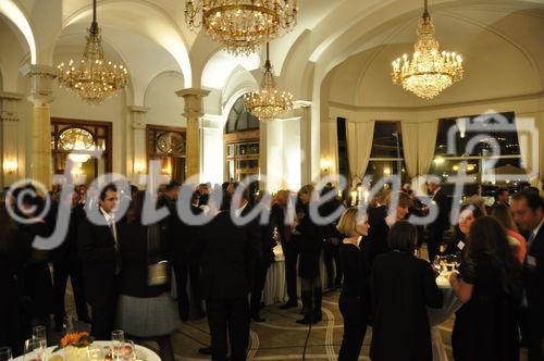 Am Travel Star Award im Montreux Palace geladene Gäste aus der Reisebranche beim Abendessen im Belle Epoque Festsaal