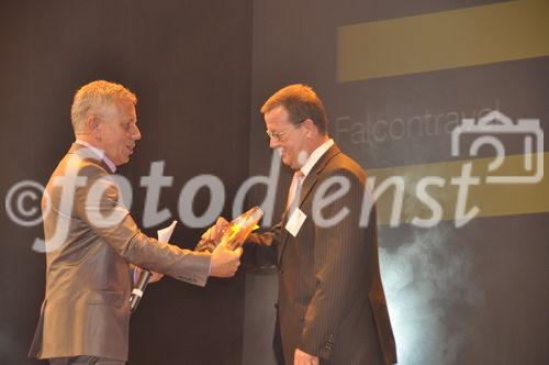 Werner Schindler von Railtour Suisse nimmt von TV-Moderator Röbi Koller einen der begehrten Goldenen Travel Star Awards in Empfang.