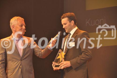 Travel Star Gewinner Thomas Jenzer  von Sky Tours nimmt den begehrten Preis von TV-Moderator Röbi Koller als bester USA/Kanada-Reisespezialist in Empfang.