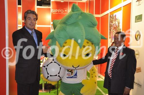 Der neue südafrikanische Botschafter in Bern, George H. Johannes mit FIFA-KOmmunikationsdirektor Hans Klaus vor dem World Cup 2010 Mascottchen am TTW