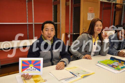 Tibeter-Schüler im Deutschkurs, der zur Integration ausländischer Fürsorge-Empfänger in der AOZ in Zürich-Oerlikon am Unterricht teilnehmen.