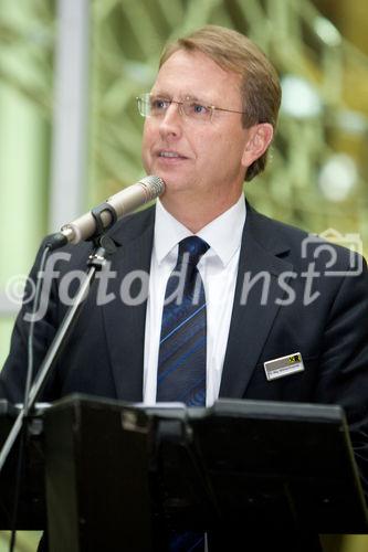 (c) fotodienst / Anna Rauchenberger - Wien, am 29.10.2009 - Die Raiffeisen Informatik GmbH lud zum Informatik-Talk in der ORANG.erie des Tierparks Schönbrunn. Anlässlich des offiziellen Charles-Darwin-Jahres 2009 setzte sich der ehemalige Direktor des Tiergartens Schönbrunn mit viel Erfahrung und Charme mit unserem tierischen Erbe auseinander. FOTO:  Wilfried Pruschak, Geschäftsführer Raiffeisen Informatik GmbH