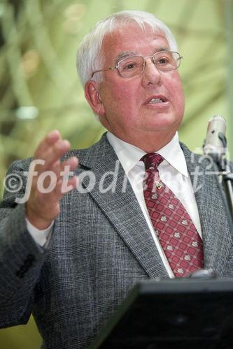 (c) fotodienst / Anna Rauchenberger - Wien, am 29.10.2009 - Die Raiffeisen Informatik GmbH lud zum Informatik-Talk in der ORANG.erie des Tierparks Schönbrunn. Anlässlich des offiziellen Charles-Darwin-Jahres 2009 setzte sich der ehemalige Direktor des Tiergartens Schönbrunn mit viel Erfahrung und Charme mit unserem tierischen Erbe auseinander. FOTO:  Ehemaliger Direktor des Tiergartens Schönbrunn, Dr. Helmut Pechlaner