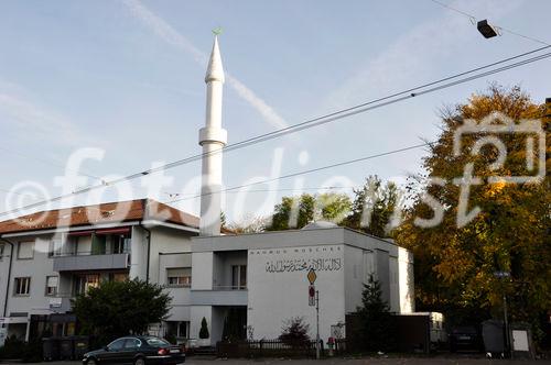 Die Mahmud-Moschee in Zürich-Balgrist gleich gegenüber (hinter) der reformierten Kirche gab noch nie Anlass zu Kritik. Mit der Minarett-Verbotsinitiative der SVP werde der Religionsfrieden in der Schweiz gefährdet, sagt Justizministerin Eveline Widmer Schlumpf