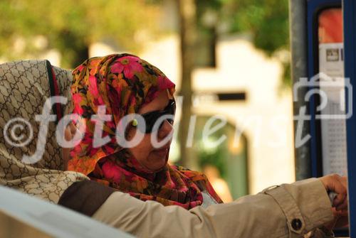 Immer mehr Touristen aus muslimischen und arabischen Ländern besuchen die Schweiz. More and more Muslims and Tourists from arabic countries are visiting Switzerland for holidays and shopping. 