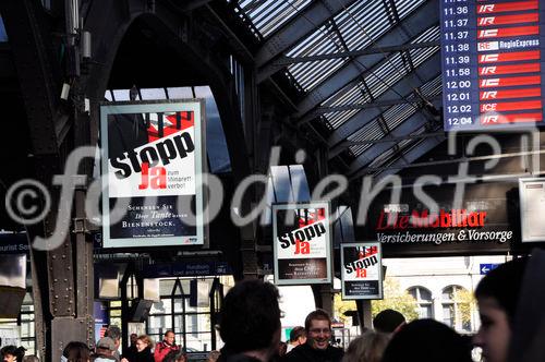 Auch das Komitee des UNO-Menschenrechtsrates kritisiert die Schweiz für die Zulassung der Minarettverbots-Inititative. Das hält Zürich und Genf nicht davon ab, das Plakat auf öffentlichem Grund auszuhängen. Doch in 12 Städten ist der Aushang verboten. 