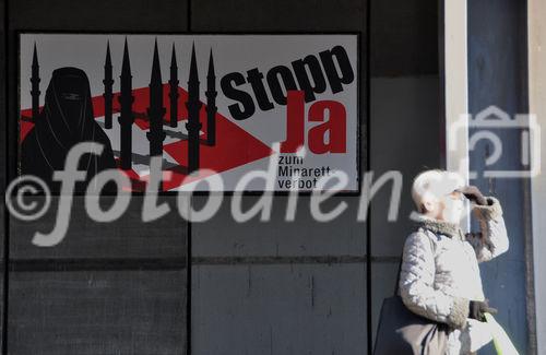 Nun hängt es auf öffentlichem Grund: Das umstrittene Minarettverbotsplakat der Berfürworter der Volksabstimmung wurde in 12 Städten verboten. Zürich zählt nicht dazu.