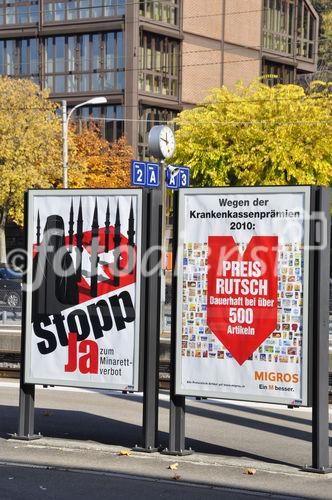 Nun hängt es auf öffentlichem Grund: Das umstrittene Minarettverbotsplakat der Berfürworter der Volksabstimmung wurde in 12 Städten verboten. Zürich zählt nicht dazu.