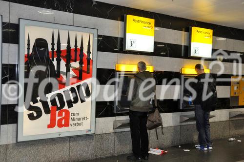 Nun hängt es auf öffentlichem Grund und prangt die muslimische Gemeinschaft am Hauptbahnhof in Zürich an: Das umstrittene Minarettverbots-Plakat der Berfürworter der Volksabstimmung