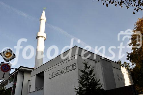 Die Mahmud-Moschee in Zürich-Balgrist gleich gegenüber der reformierten Kirche gab noch nie Anlass zu Kritik. Mit der Minarett-Verbotsinitiative der SVP und den teilweise zensurierten Abstimmungsplakaten werde der Religionsfrieden in der Schweiz gefährdet, sagt Justizministerin 