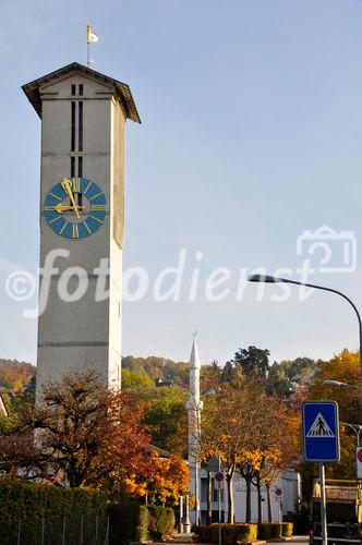 Die Mahmud-Moschee in Zürich-Balgrist gleich gegenüber (hinter) der reformierten Kirche gab noch nie Anlass zu Kritik. Mit der Minarett-Verbotsinitiative der SVP werde der Religionsfrieden in der Schweiz gefährdet, sagt Justizministerin Eveline Widmer Schlumpf