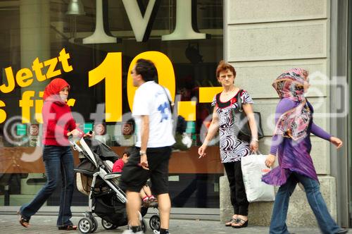 Immer mehr Touristen aus muslimischen und arabischen Ländern besuchen die Schweiz um hier die Sommerferien zu verbringen und einzukaufen. More and more Muslims and Tourists from arabic countries are visiting Switzerland for holidays and shopping.