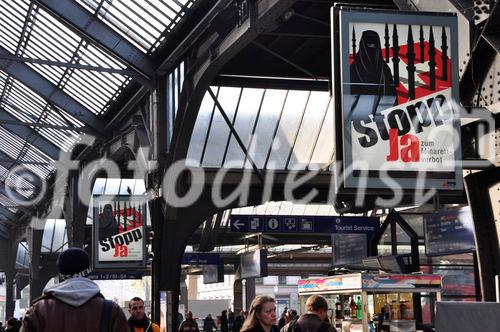 Plakataushang am Zürcher Hauptbahnhof mit den umstrittenen und den Religionsfrieden gefährdenden Plakaten zur Minarettverbots-Inititative