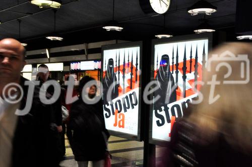 Auch das Komitee des UNO-Menschenrechtsrates kritisiert die Schweiz für die Zulassung der Minarettverbots-Inititative. Das hält Zürich und Genf nicht davon ab, das Plakat auf öffentlichem Grund auszuhängen. Doch in 12 Städten ist der Aushang verboten.