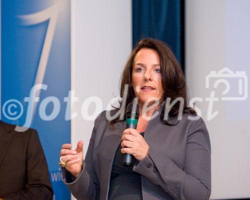 (c) fotodienst / Anna Rauchenberger - Wien, am 21.10.2009 - Ein 75m großes Windows 7 Logo erstrahlt an den Abenden vom 21. und 22. Oktober auf dem UNIQA Gebäude, einem der modernsten Gebäuden Wiens in unmittelbarer Umgebung von Urania, Donaukanal und Ringstraße. UNIQA begrüßt damit gemeinsam mit Raiffeisen Informatik als größte heimische Windows 7 Launch-Referenz das neue Microsoft Betriebssystem in der österreichischen Bundeshauptstadt. FOTO: Petra Jenner, Geschäftsführerin Microsoft Österreich