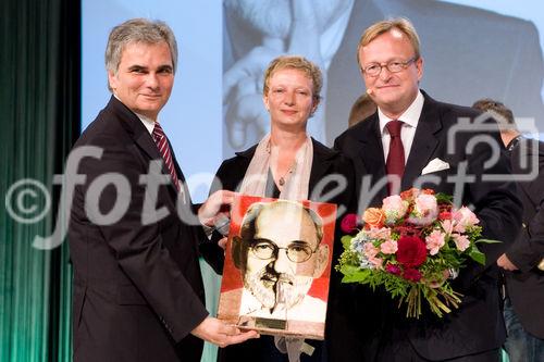 (C) fotodienst/Anna Rauchenberger -  Wien, am 07.10.2009 - Medienmesse 2009: Vom 7.-9. Oktober findet Österreichs größte Kommunikationsfachmesse statt. Die im Rahmen der Medienmesse ebenfalls stattfindenden XVI. Österreichischen Medientage stehen unter dem Generalthema: DIE WELT NACH 2008 - STRATEGIEN FÜR VOLATILE ZEITEN. FOTO: Oliver Voigt, Verlagsgruppe NEWS  (re) und Bundeskanzler Werner Faymann (li) überreichen den den Sonderpreis für die beste Dokumentation an Alexandra Keller, Echo Verlag.