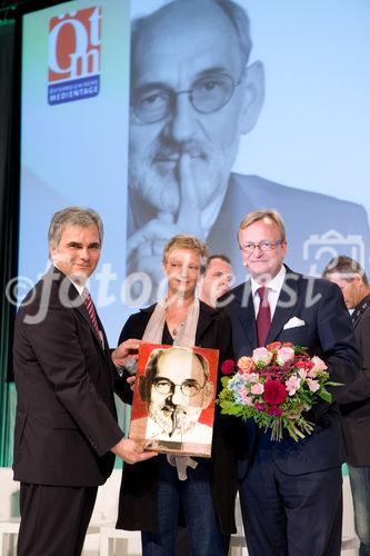 (C) fotodienst/Anna Rauchenberger -  Wien, am 07.10.2009 - Medienmesse 2009: Vom 7.-9. Oktober findet Österreichs größte Kommunikationsfachmesse statt. Die im Rahmen der Medienmesse ebenfalls stattfindenden XVI. Österreichischen Medientage stehen unter dem Generalthema: DIE WELT NACH 2008 - STRATEGIEN FÜR VOLATILE ZEITEN. FOTO: Oliver Voigt, Verlagsgruppe NEWS  (re) und Bundeskanzler Werner Faymann (li) überreichen den den Sonderpreis für die beste Dokumentation an Alexandra Keller, Echo Verlag.