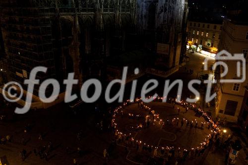 © fotodienst/Katharina Schiffl - Wien 02.10.2009 - 140 Fackeln - Anlässlich des 140. Geburtstags von Mahatma Ghandi und Start des weltweiten Marsches für Frieden und Gewaltfreiheit organisiert die österreichische Organisation 