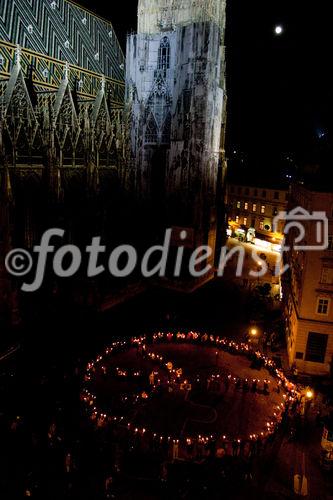 © fotodienst/Katharina Schiffl - Wien 02.10.2009 - 140 Fackeln - Anlässlich des 140. Geburtstags von Mahatma Ghandi und Start des weltweiten Marsches für Frieden und Gewaltfreiheit organisiert die österreichische Organisation 