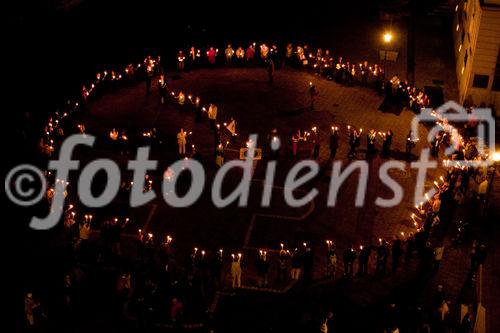 © fotodienst/Katharina Schiffl - Wien 02.10.2009 - 140 Fackeln - Anlässlich des 140. Geburtstags von Mahatma Ghandi und Start des weltweiten Marsches für Frieden und Gewaltfreiheit organisiert die österreichische Organisation 