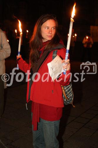 © fotodienst/Katharina Schiffl - Wien 02.10.2009 - 140 Fackeln - Anlässlich des 140. Geburtstags von Mahatma Ghandi und Start des weltweiten Marsches für Frieden und Gewaltfreiheit organisiert die österreichische Organisation 