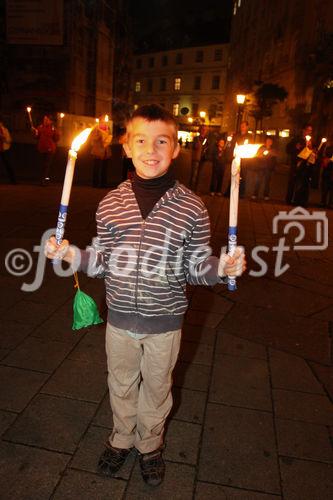© fotodienst/Katharina Schiffl - Wien 02.10.2009 - 140 Fackeln - Anlässlich des 140. Geburtstags von Mahatma Ghandi und Start des weltweiten Marsches für Frieden und Gewaltfreiheit organisiert die österreichische Organisation 