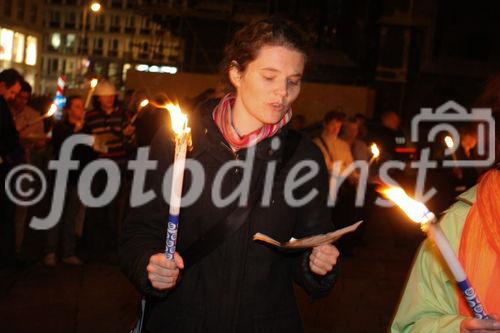 © fotodienst/Katharina Schiffl - Wien 02.10.2009 - 140 Fackeln - Anlässlich des 140. Geburtstags von Mahatma Ghandi und Start des weltweiten Marsches für Frieden und Gewaltfreiheit organisiert die österreichische Organisation 