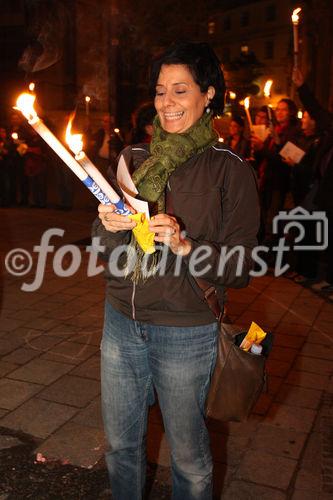 © fotodienst/Katharina Schiffl - Wien 02.10.2009 - 140 Fackeln - Anlässlich des 140. Geburtstags von Mahatma Ghandi und Start des weltweiten Marsches für Frieden und Gewaltfreiheit organisiert die österreichische Organisation 