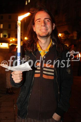 © fotodienst/Katharina Schiffl - Wien 02.10.2009 - 140 Fackeln - Anlässlich des 140. Geburtstags von Mahatma Ghandi und Start des weltweiten Marsches für Frieden und Gewaltfreiheit organisiert die österreichische Organisation 