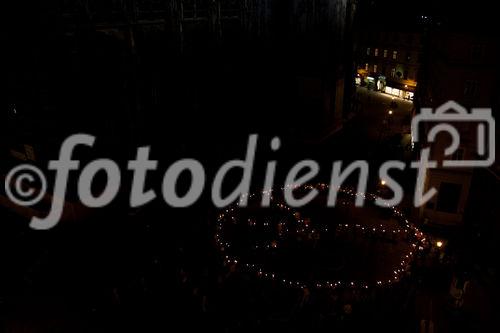 © fotodienst/Katharina Schiffl - Wien 02.10.2009 - 140 Fackeln - Anlässlich des 140. Geburtstags von Mahatma Ghandi und Start des weltweiten Marsches für Frieden und Gewaltfreiheit organisiert die österreichische Organisation 