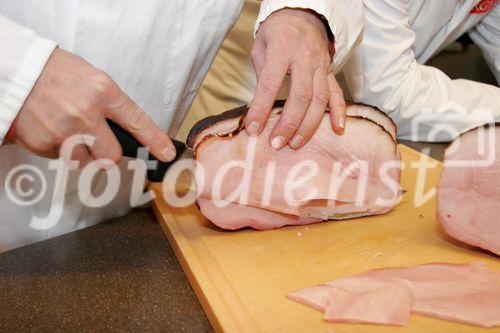 (C) Fotodienst/Anna Rauchenberger - Wien 11.09.2007 - GENUSS REGION ÖSTERREICH: Genuss Profi Tullnerfelder Schwein. FOTO: Mag. Rudolf Berger, Geschäftsführer Berger Fleischwaren führt Norbert Payr, Chef und Koch im 