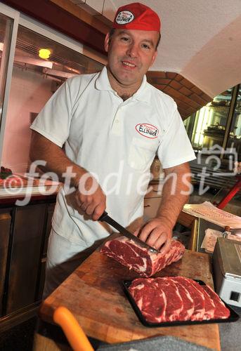(C)fotodienst/Horst Sommer;In Zeiten von 'Schummelschinken' und Käseimitat stellt man sich zurecht die Frage, was steckt wirklich in den Lebensmitteln die wir täglich essen ? 
Foto: Fleischerei Ellinger Jakob
Obere Landstrasse 
3350 Krems
