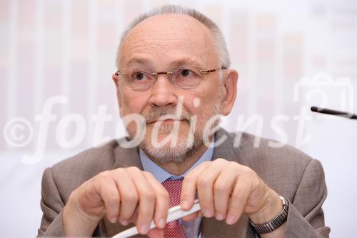 (C) fotodienst/Anna Rauchenberger -  Wien, am 24.09.2009 - Vom Europäischen Centrum für 'Disease Control' wurde 2008 der
'Europäische Antibiotikatag' ins Leben gerufen. ExpertInnen des
Nationalen Österreichischen Referenzzentrums warnen vor Fehlern, informieren über Richtige Verordnung und Einnahme von Antibiotika, neue Antibiotika und akute Resistenzbedrohungen im Alltag. FOTO: Prim. Univ. Prof. Dr. Helmut Mittermayer, Nationales Referenzzentrum für nosokomiale Infektionen und Atibiotikaresistenz, Linz