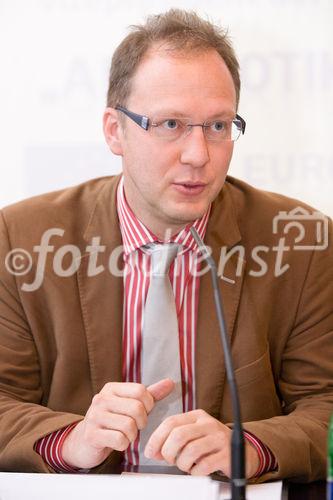 (C) fotodienst/Anna Rauchenberger -  Wien, am 24.09.2009 - Vom Europäischen Centrum für 'Disease Control' wurde 2008 der
'Europäische Antibiotikatag' ins Leben gerufen. ExpertInnen des
Nationalen Österreichischen Referenzzentrums warnen vor Fehlern, informieren über Richtige Verordnung und Einnahme von Antibiotika, neue Antibiotika und akute Resistenzbedrohungen im Alltag.