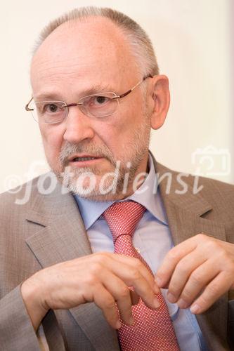 (C) fotodienst/Anna Rauchenberger -  Wien, am 24.09.2009 - Vom Europäischen Centrum für 'Disease Control' wurde 2008 der
'Europäische Antibiotikatag' ins Leben gerufen. ExpertInnen des
Nationalen Österreichischen Referenzzentrums warnen vor Fehlern, informieren über Richtige Verordnung und Einnahme von Antibiotika, neue Antibiotika und akute Resistenzbedrohungen im Alltag. FOTO: Prim. Univ. Prof. Dr. Helmut Mittermayer, Nationales Referenzzentrum für nosokomiale Infektionen und Atibiotikaresistenz, Linz