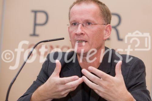 (C) fotodienst/Anna Rauchenberger -  Wien, am 24.09.2009 - Vom Europäischen Centrum für 'Disease Control' wurde 2008 der
'Europäische Antibiotikatag' ins Leben gerufen. ExpertInnen des
Nationalen Österreichischen Referenzzentrums warnen vor Fehlern, informieren über Richtige Verordnung und Einnahme von Antibiotika, neue Antibiotika und akute Resistenzbedrohungen im Alltag. FOTO: OA Dr. Oskar Janata, Donauspital Wien