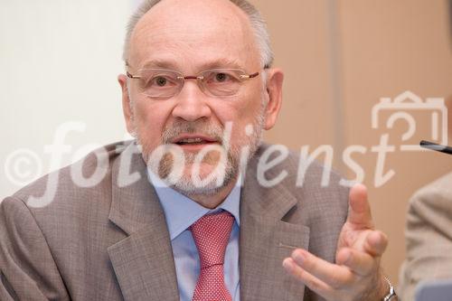 (C) fotodienst/Anna Rauchenberger -  Wien, am 24.09.2009 - Vom Europäischen Centrum für 'Disease Control' wurde 2008 der
'Europäische Antibiotikatag' ins Leben gerufen. ExpertInnen des
Nationalen Österreichischen Referenzzentrums warnen vor Fehlern, informieren über Richtige Verordnung und Einnahme von Antibiotika, neue Antibiotika und akute Resistenzbedrohungen im Alltag. FOTO: Prim. Univ. Prof. Dr. Helmut Mittermayer, Nationales Referenzzentrum für nosokomiale Infektionen und Atibiotikaresistenz, Linz