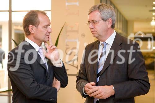 (C) fotodienst/Anna Rauchenberger -  Wien, am 18.09.2009 - Hotel Lindner. Der Obmann des FV Unternehmensberatung und Informationstechnologie (UBIT) in der Wirtschaftskammer Österreich, Alfred Harl, im Gespräch mit dem Geschäftsführer des Bundesverbandes Deutscher Unternehmensberater (BDU), Dkfm. Christoph Weyrather.