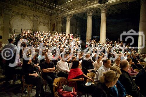 (C)fotodienst/Christopher OhmeyerAnlässlich der Dachgleichenfeier am Uniqa Tower sprach Jean Nouvel im Odeon über seine Projekte und bat anschließend im Uniqa-Gebäude zur PressekonferenzFotos: Auditorium im Odeon 