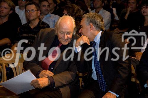 (C)fotodienst/Christopher Ohmeyer
Anlässlich der Dachgleichenfeier am Uniqa Tower sprach Jean Nouvel im Odeon über seine Projekte und bat anschließend im Uniqa-Gebäude zur Pressekonferenz

Fotos: Hans Hollein
