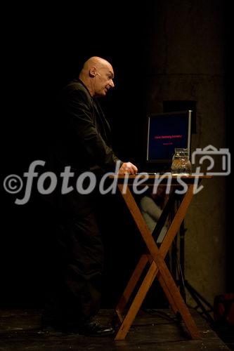 (C)fotodienst/Christopher Ohmeyer
Anlässlich der Dachgleichenfeier am Uniqa Tower sprach Jean Nouvel im Odeon über seine Projekte und bat anschließend im Uniqa-Gebäude zur Pressekonferenz

Fotos: Jean Nouvel
