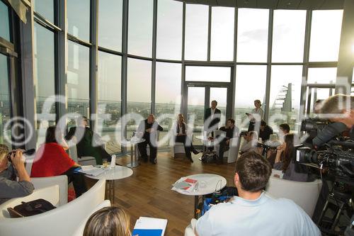 (C)fotodienst/Christopher Ohmeyer
Anlässlich der Dachgleichenfeier am Uniqa Tower sprach Jean Nouvel im Odeon über seine Projekte und bat anschließend im Uniqa-Gebäude zur Pressekonferenz

Fotos: 
